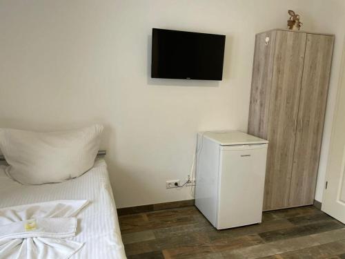 Una televisión o centro de entretenimiento en Grüner Baum