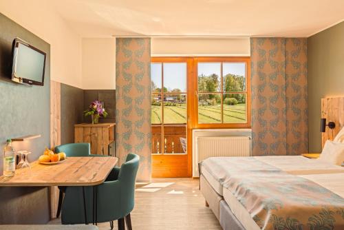 een hotelkamer met een bed en een tafel met fruit erop bij Kurparkpension Stephan in Bad Endorf