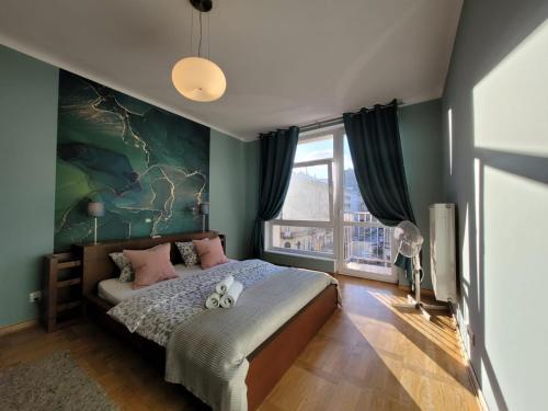 um quarto com uma cama com uma parede verde em My Beloved Warsaw em Varsóvia