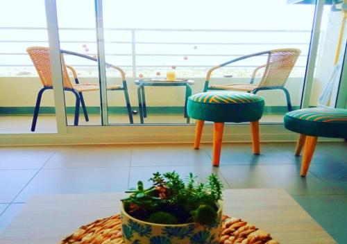 a room with chairs and a table and a table and chairs at Departamento Coquimbo La Serena in Coquimbo