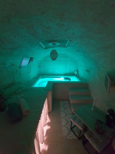 Zimmer mit einem Bett und einem Pool in der Unterkunft Il Casale dei Principi in Lecce