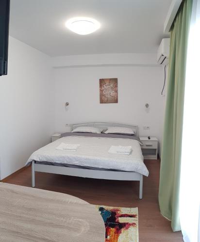 a bedroom with a bed in a room at Apartament 7 Budiu in Târgu-Mureş