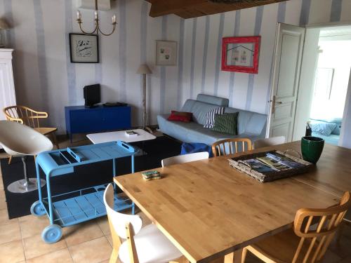 un salon avec une table et un canapé dans l'établissement Maison 100 m plage, 2 kms du port, à L'Ile d'Yeu