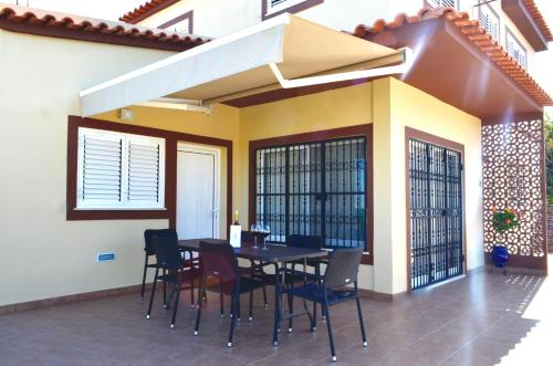 a dining room with a table and chairs at Villa ELTAEL - Daniel Apartment - Warm Pool from April 2026 in Manta Rota