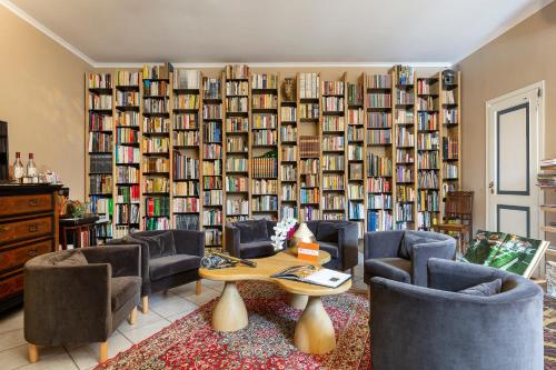 a library filled with lots of books at Antica Casa Balsari in Borgo Ticino