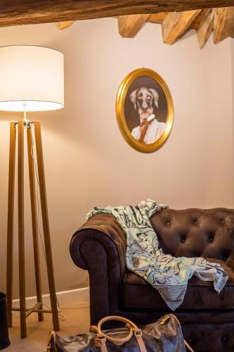 a living room with a couch and a picture of a dog at Hotel Palacio De Luko in Luco