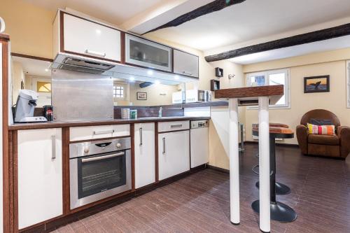 une cuisine avec des armoires blanches et une cuisinière dans l'établissement Atypical Cozy 1 Bdr Old Town, à Nice