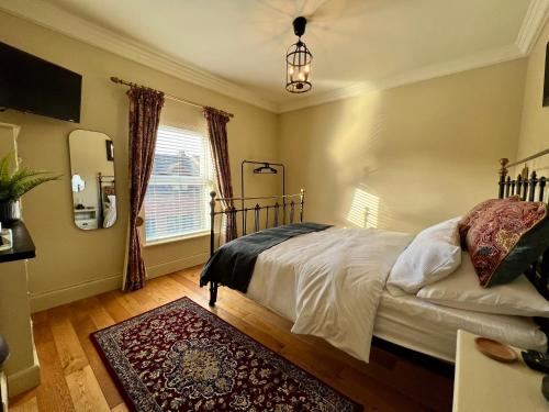 a bedroom with a bed and a window at Mill Cottage, New Refurbished, 2 Bed, Cleethorpes in Cleethorpes