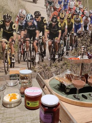 eine Gruppe von Menschen, die mit dem Fahrrad eine Straße entlangfahren in der Unterkunft B&B De Zavelaar in Heuvelland