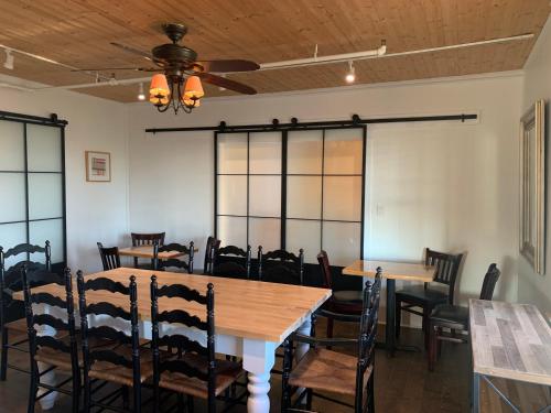 Ruang duduk di Woodbridge Inn & Tavern