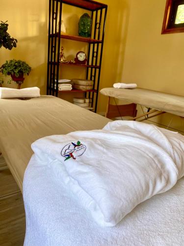 a white towel on a bed in a room at Refugio del Maipo Lodge in San José de Maipo