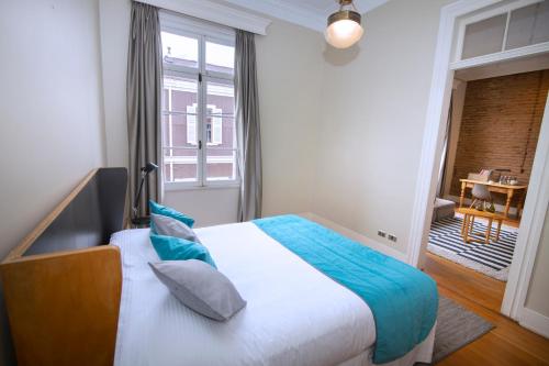 a bedroom with a large bed and a window at New Voga Hotel Boutique in Valparaíso