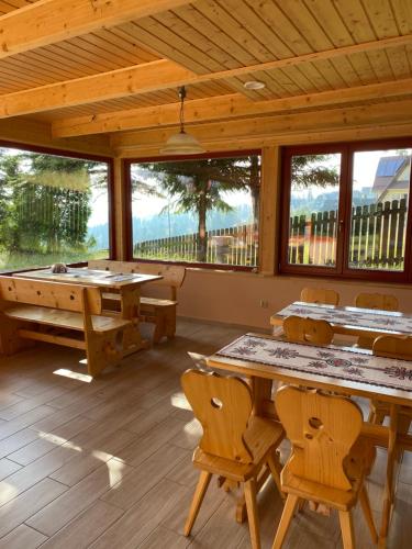 une grande salle avec des tables et un billard dans l'établissement Dom Z Witrażami, à Bukowina Tatrzańska