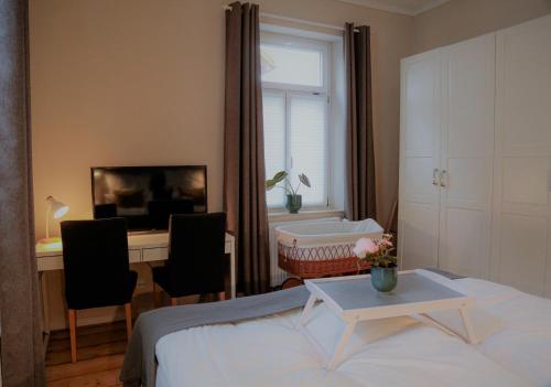 1 dormitorio con cama, escritorio y ventana en Villa Adelinde, en Stromberg