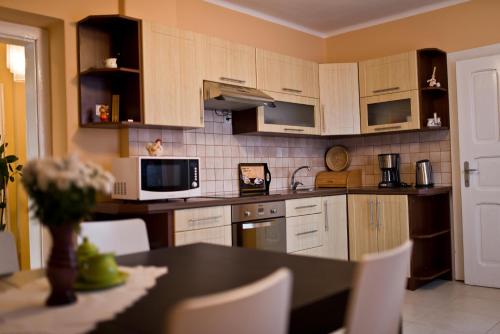 Kitchen o kitchenette sa Slovakia; space, tranquility and plenty of opportunities! Be welcome in Strawberry House!