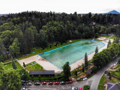 an overhead view of a large swimming pool with a beach at Penzion Stodola in Weisswasser in Böhmen