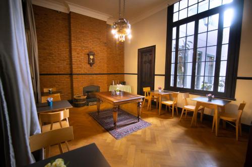 a dining room with tables and chairs and a large window at New Voga Hotel Boutique in Valparaíso