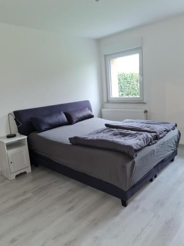 Un pat sau paturi într-o cameră la Ferienwohnung / Messeunterkunft