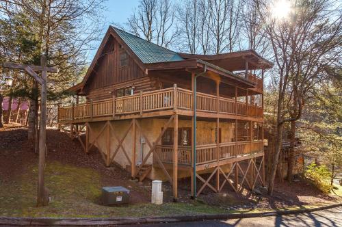 Cabaña de madera grande en medio del bosque en Moose Tracks cabin, en Pigeon Forge