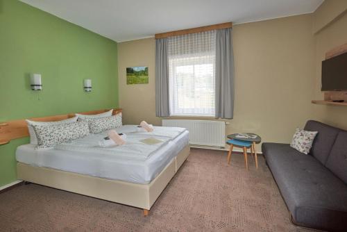 En eller flere senge i et værelse på Gasthaus Stollmühle