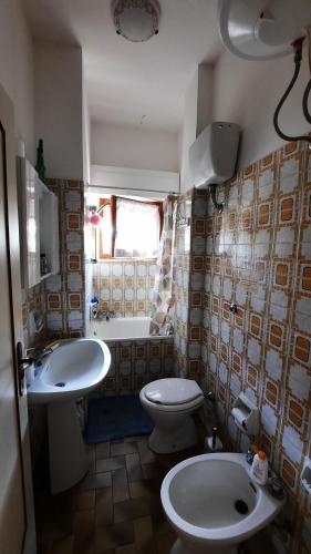 プリンチピナ・ア・マーレにあるA casa di Lauraのバスルーム(洗面台2台、トイレ、バスタブ付)