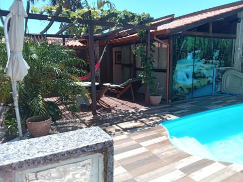 Villa con piscina y sombrilla en Lar doce lar, en Florianópolis