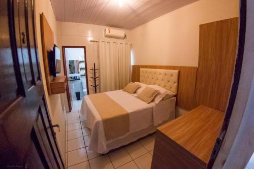 1 dormitorio pequeño con 1 cama en una habitación en Pousada da Leide, en Fernando de Noronha