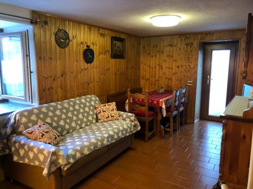 sala de estar con sofá y mesa en La Casa del Don en Saint-Rhémy-en-bosses