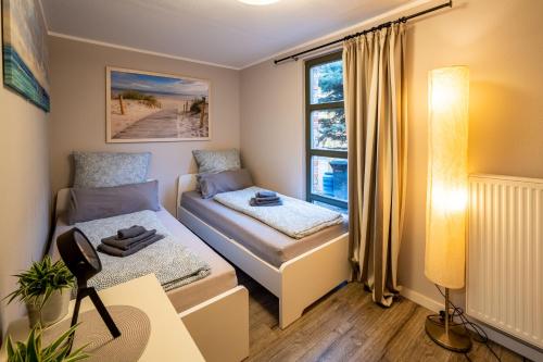 a small room with a bed and a window at Bördeapartment 2 in Vahldorf