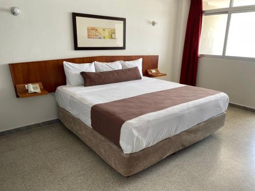 a bedroom with a large bed in a room at Hotel Royalty in Veracruz