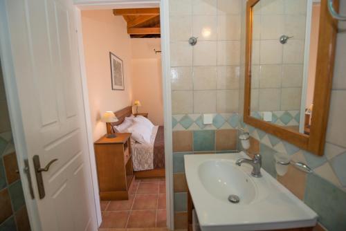 un baño con lavabo y espejo en Vasilikos -Green Poros Village, en Mikros Gialos