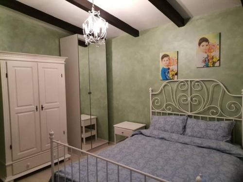 Schlafzimmer mit einem Bett und einem Kronleuchter in der Unterkunft House Baba Vrâncioaia Focșani ,nice and peacefull. in Focşani