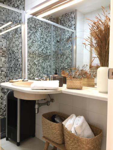 a bathroom with a sink and a mirror at Joya en Orense Centro in Ourense