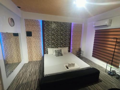 Postel nebo postele na pokoji v ubytování DJCI Apartelle Walk to Robinson & NE Pacific Mall 3 Min to SM Cabanatuan