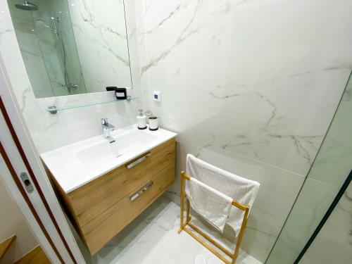 une salle de bain avec un lavabo et un miroir dans l'établissement Le Huppé, Hypercentre, proche Bastille, WIFI illimité & Netflix, à Grenoble