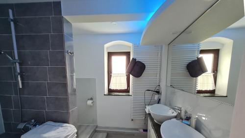 a bathroom with two sinks and two mirrors at Ferien- und Businesswohnung Relax im ersten Stock in Sonnen