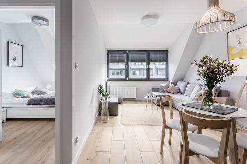 un soggiorno con un divano e un tavolo di Apartament 128 KOŁO BRZEGU, SPA, PARKING Kołobrzeg Podczele Lwowska a Kołobrzeg