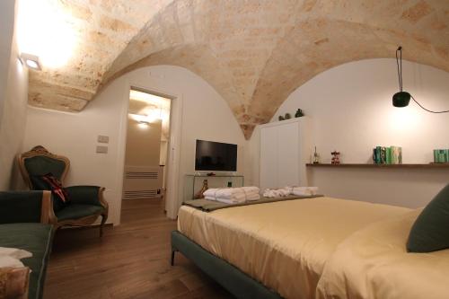 sypialnia z dużym łóżkiem i kamiennym sufitem w obiekcie MATTEI LUXURY B&B w mieście Altamura