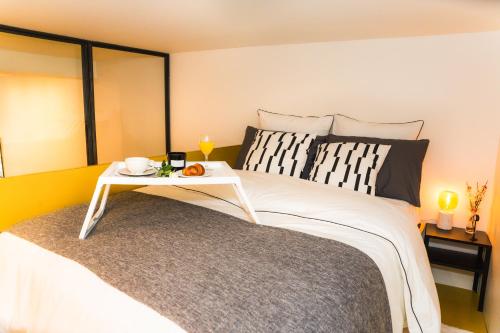 Un pat sau paturi într-o cameră la Le Huppé, Hypercentre, proche Bastille, WIFI illimité & Netflix