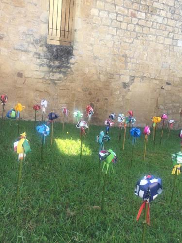 a bunch of umbrellas in the grass in a yard at Gîte Orget in Saint-Macaire