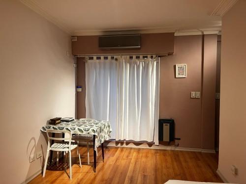 d'une salle à manger avec une table et une fenêtre. dans l'établissement OASIS Centro Obelisco, à Buenos Aires