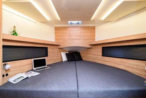 a room with a laptop and a computer in it at Thea - MAGIC POINT in Mangalia