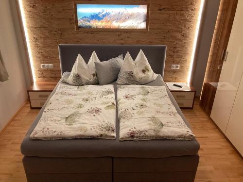 Bett mit Kissen darauf in einem Zimmer in der Unterkunft Haus Panorama in Filzmoos