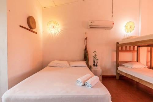 a bedroom with two beds and a bunk bed at Mar Amar Casa de Playa in Coveñas