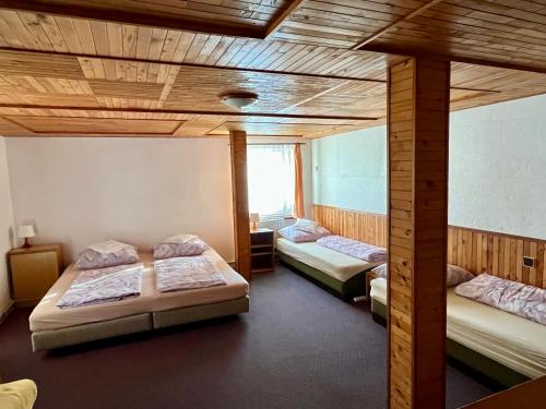 מיטה או מיטות קומותיים בחדר ב-Ubytování 113