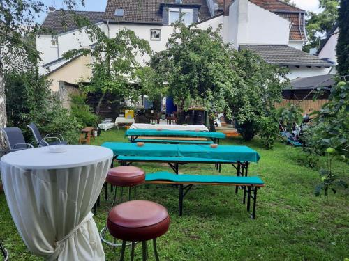 a group of ping pong tables in a yard at Wohnen beim Uswatta Liyanage in Troisdorf