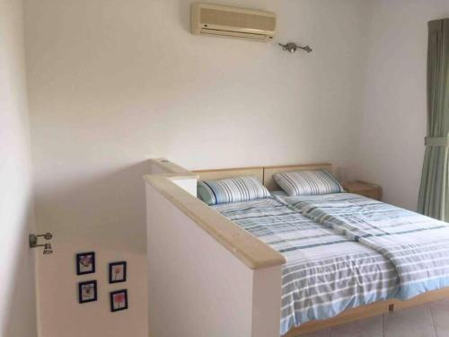 Lovely split level apartment with sea view, pool, free parking and WiFi