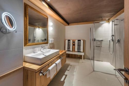 Koupelna v ubytování Posta Zirm Hotel