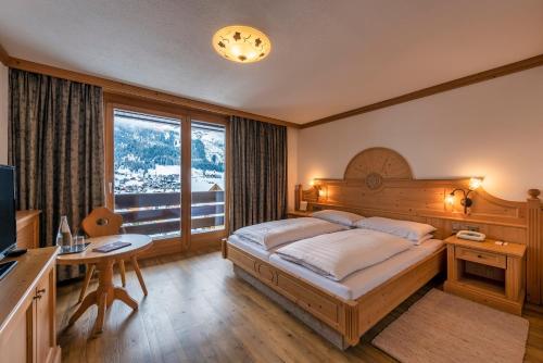 Postel nebo postele na pokoji v ubytování Posta Zirm Hotel