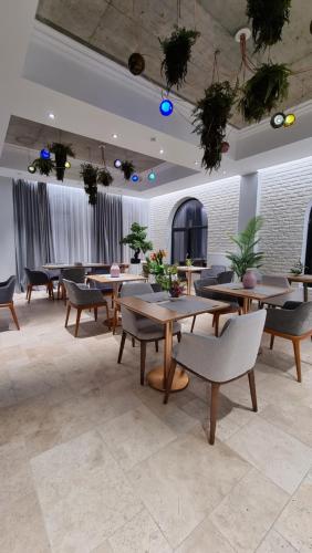 Khu vực ghế ngồi tại ARN Boutique Hotel